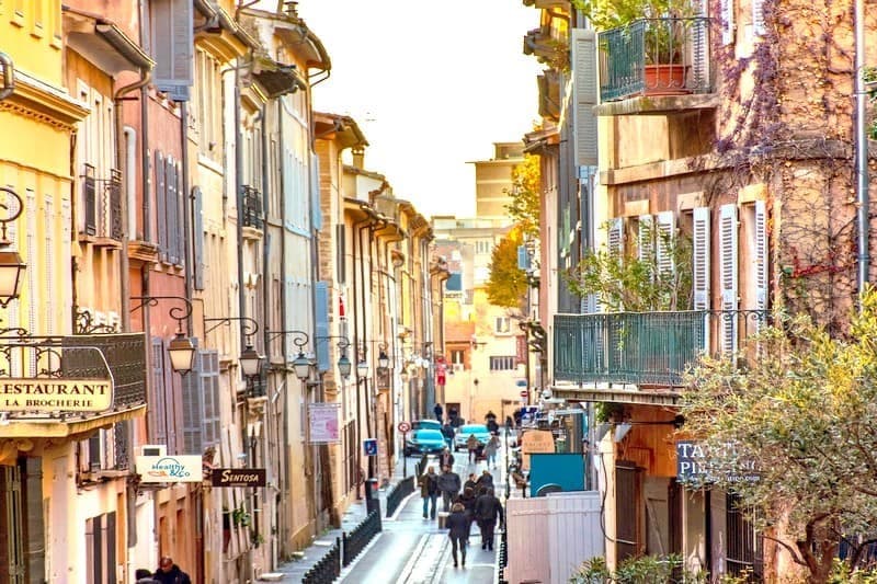 Chauffeur privé à Aix-en-Provence, Cours Mirabeau et art de vivre provençal
