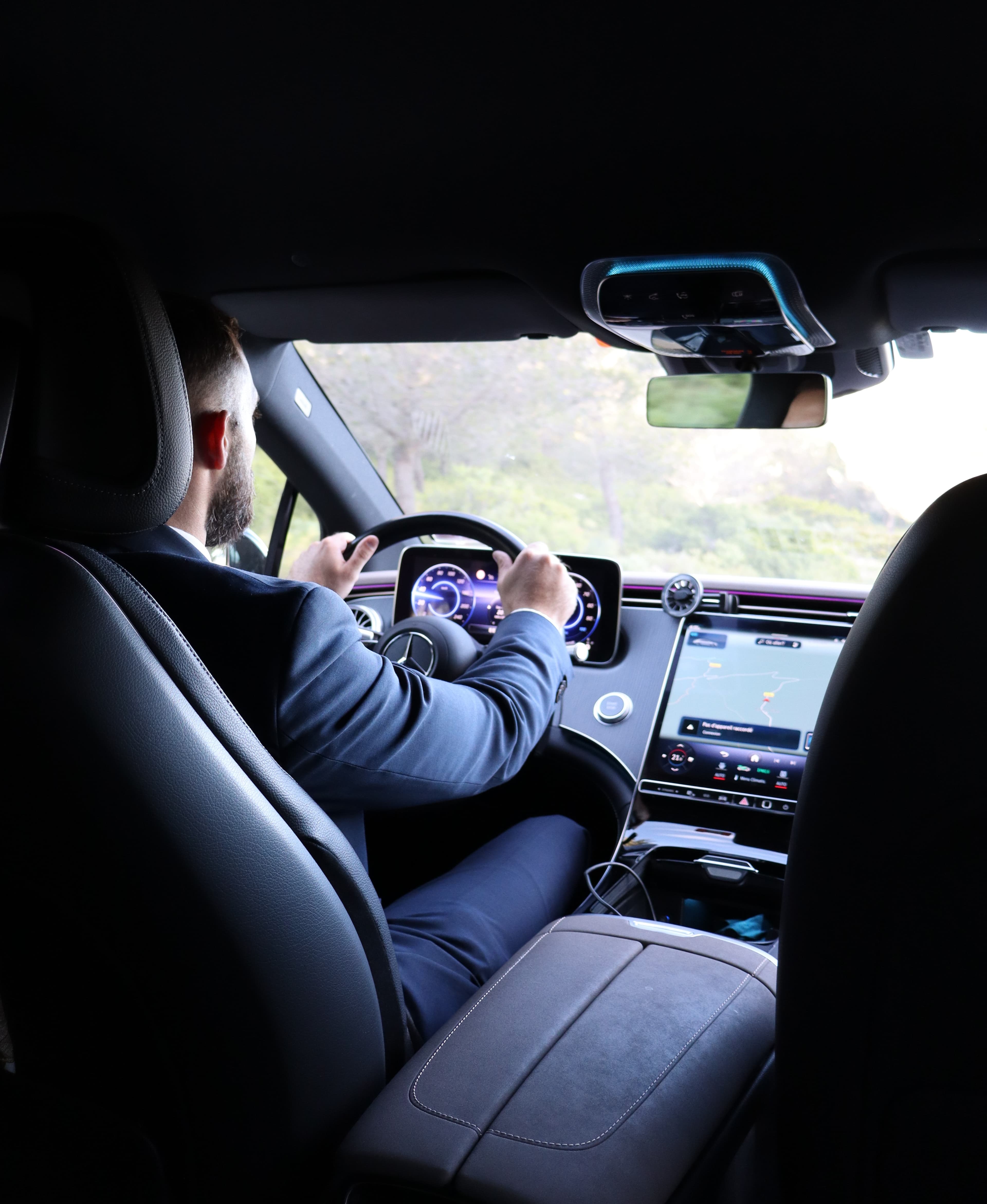 Transfert aéroport avec chauffeur privé haut de gamme AXL Limousine